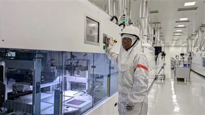 인도의 4.3GW 태양 전지판 생산 공장이 운영되었습니다